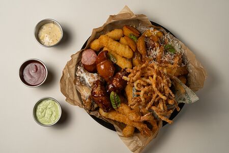 Большая тарелка закусок