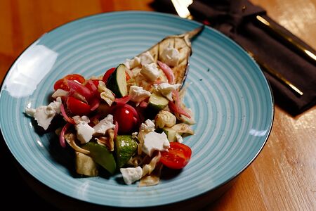 Запеченный баклажан с овощами и брынзой