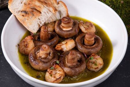 Горячая закуска из креветок и шампиньонов