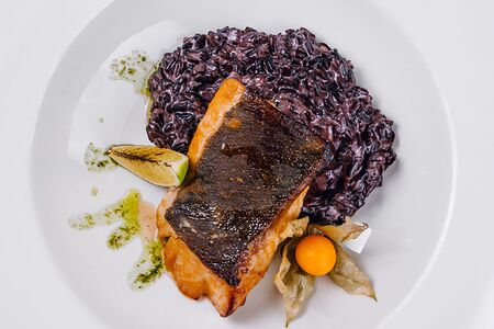 Филе угольной рыбы в соусе мисо с рисом венере 