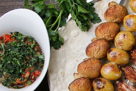 Шашлык из молодого картофеля на мангале