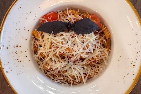 Фузилли с соусом Аррабиата, томатами Черри и пармезаном 