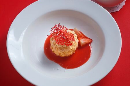 Уральская заварная пышка с муссом из кедрового ореха, земляничным пюре и еловой смолой