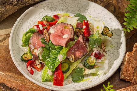 Ростбиф с соусом чимичурри и авокадо