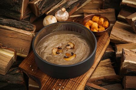 Крем-суп грибной с крутонами