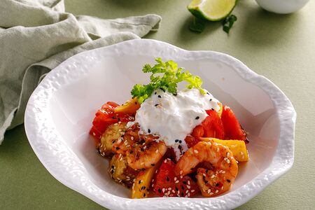 Салат с креветками, хрустящими баклажанами и фермерским сыром