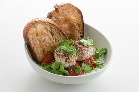 Яйца пашот с йогуртом и печёными овощами