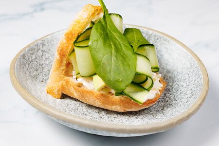 Брускетта с крабом