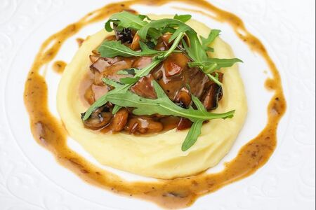 Скалопини из телячьих щечек с белыми грибами