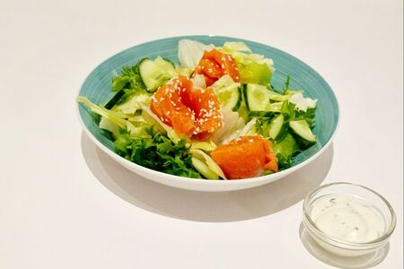 Салат с лососем и авокадо