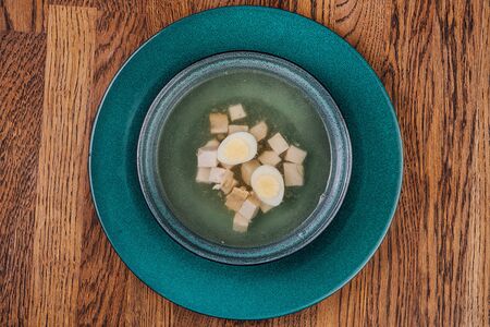 Куриный бульон с перепелиным яйцом