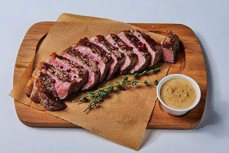 Стейк Стирплойн с перечным соусом