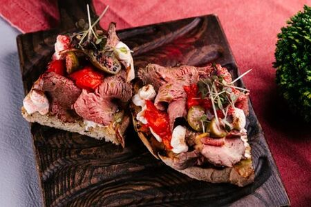 Брускетта с ростбифом и печеными овощами