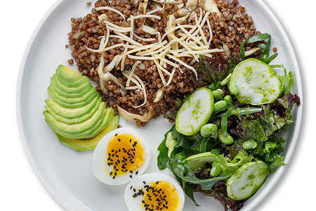 Греча с грибами, авокадо и яйцом
