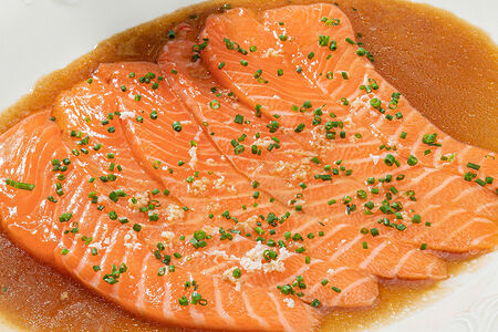 Свежий лосось с трюфельным дрессингом