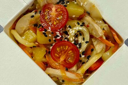 Вок с курицей и ананасами 