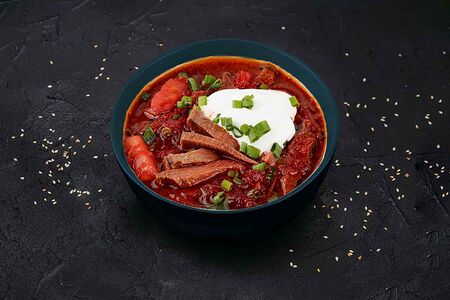 Борщ с говядиной и сметаной