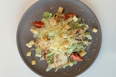 Салат Цезарь с курицей