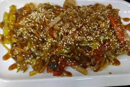 Wok с угрем и овощами