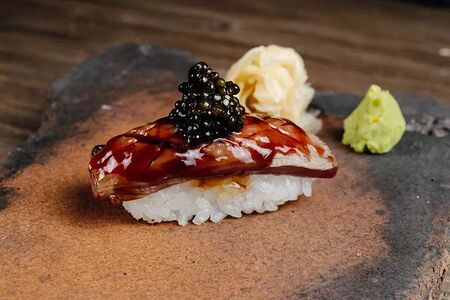 Суши вагю с черной икрой