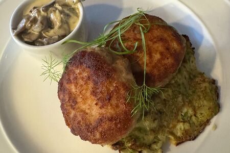 Куриные котлеты с картофельным пюре и салатом из капусты