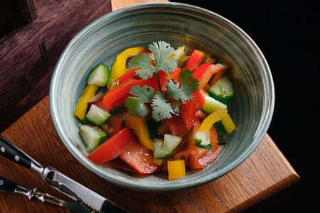 Овощной салат с кинзой