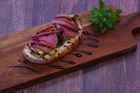 Брускетты с копченым тунцом