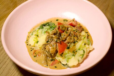 Томлённая свинина в перечном соусе с грибами и еловым картофелем