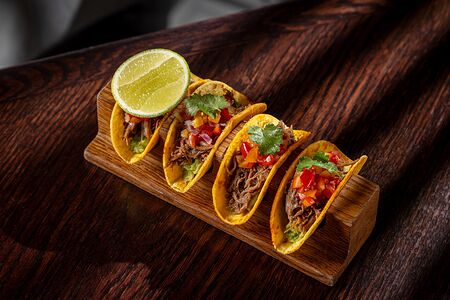 Тако с рваной свининой и гуакамоле