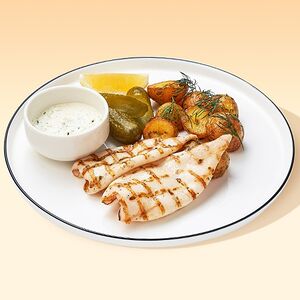 Дальневосточный кальмар-гриль с картофелем и соусом тартар