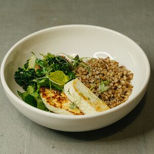 Фермерский адыгейский сыр с гречей и овощным салатом