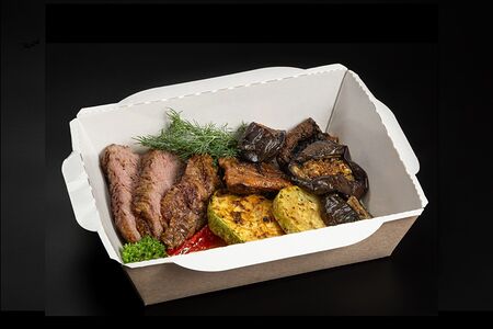 Медальоны из говяжьей вырезки с овощами гриль