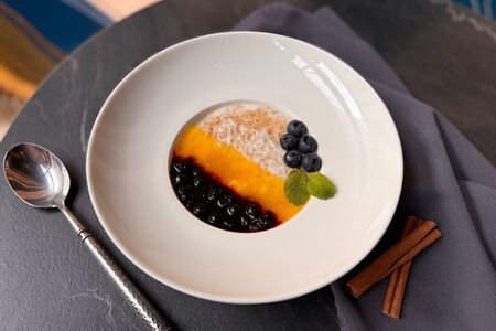 Овсяная каша с манго и вишневым компотэ