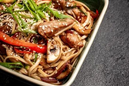 Миссия Удон со свининой или курицей