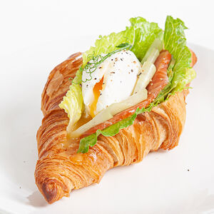 Круасан с красной рыбой