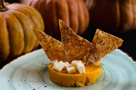 Хумус с копченым сыром