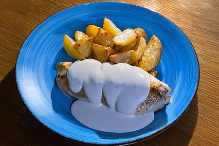 Грудка в сливочном соусе с жареным картофелем 