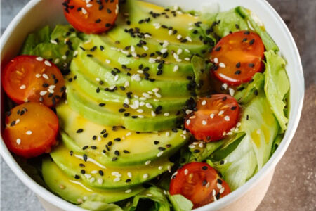 Салат микс с авокадо и заправкой Юдзу