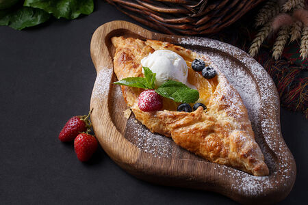 Штрудель с манго и крем-чизом