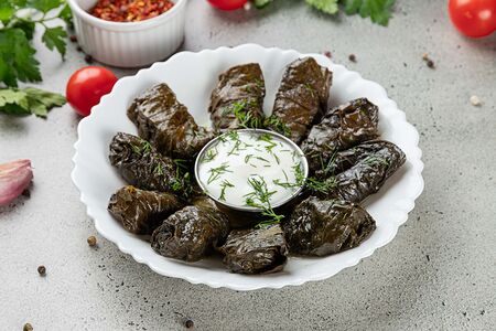 Долма в виноградных листьях