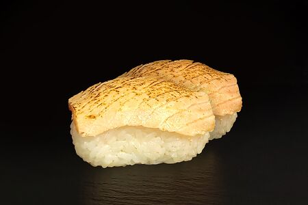 Суши Сяке с опалённым лососем