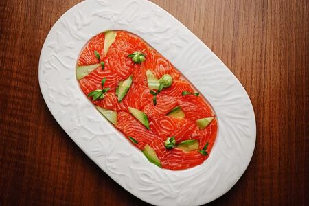 Лосось шеф-посола с огурцом и авокадо