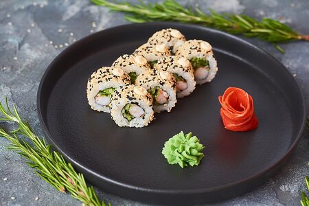 Ролл Калифорния в кунжуте с креветкой