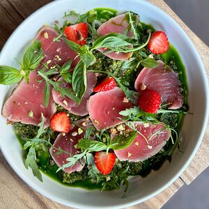 Опаленный тунец с песто из разнотравий с клубникой