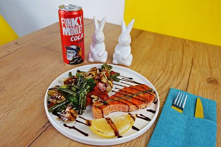 Стейк из сёмги с овощами