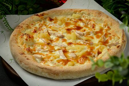 Пицца с курицей и ананасом 