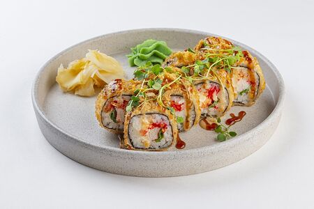 Жареный ролл с крабом и соусом шрирача