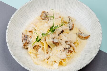 Фетучини с курицей и грибами в сливочном соусе