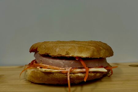 Чизбургер с ветчиной