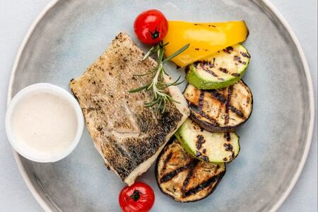 Филе судака с овощами на гриле